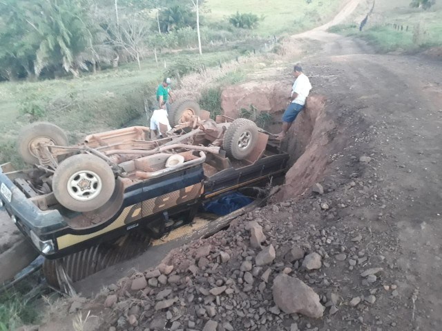 ACIDENTE: Caminhonete tomba em rodovia após bueiro desmoronar