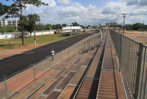 Passarela do Samba recebe asfalto e arquibancadas