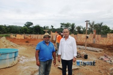 Prefeito vistoria obras de construção de Escola 