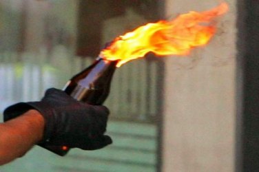 Homens tentam incendiar casa usando coquetéis Molotov