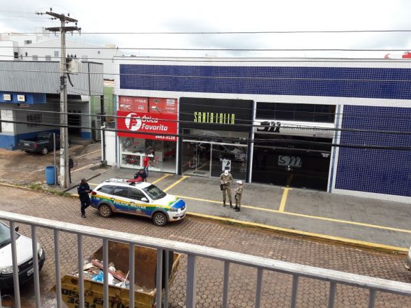 Agentes de Trânsito lavram auto de infração em viatura da PM estacionada em local proibido