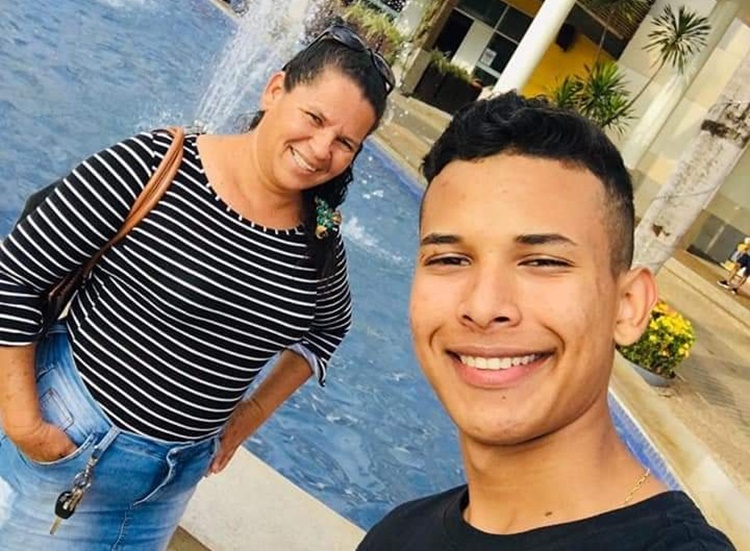 TRISTEZA: ‘Meu coração está despedaçado’, diz mãe de jovem que morreu em acidente de moto