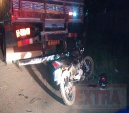 Motociclista é hospitalizado após bater em traseira de caminhão