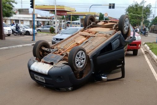 Motorista escapa ileso de acidente com capotamento em cruzamento de avenidas