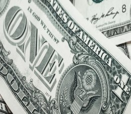 Dólar volta a cair e fecha em R$ 3,06, menor valor desde junho de 2015