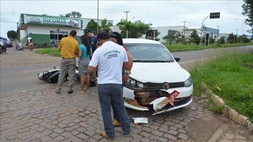 Acidente entre moto e táxi deixa jovem ferido na BR-364