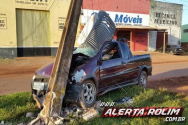 Motorista adormece ao volante e colide com poste