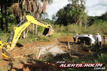 Crianças morrem após carro capotar e cair em córrego 