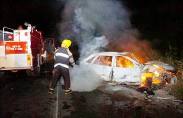 Após acidente mulher fica presa nas ferragem do carro e morre carbonizada - FOTO