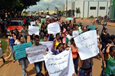 Sepultamento de jovem assassinado vira protesto contra violência