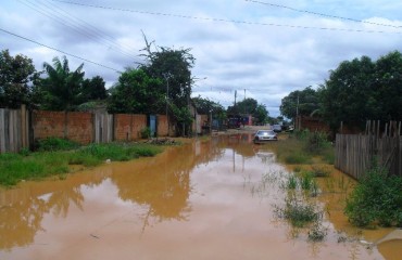 Forte chuva inunda ruas de bairro da zona Leste da capital