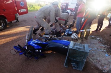 Choque entre motocicletas deixa duas pessoas feridas
