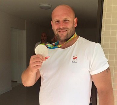 Atleta leiloa medalha para custear tratamento de menino com câncer