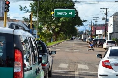 CENA DA CIDADE – Placa indica centro para zona leste