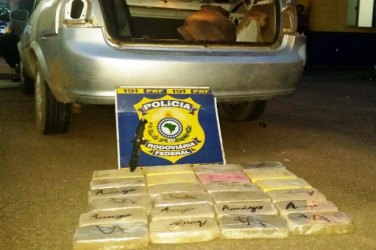 FLAGRANTE - PRF prende homem com quase 25 quilos de cocaína escondido no para-choque do carro