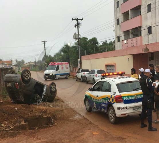 CAPOTAMENTO: Casal discutindo no trânsito resulta em grave acidente