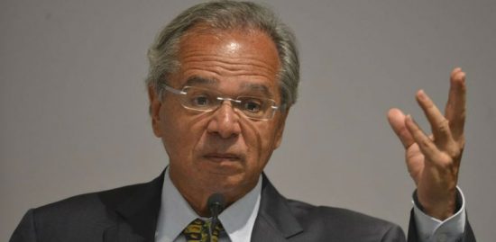 SALÁRIO: Servidor deve fazer sacrifício e não pedir aumento por um ano e meio, diz Guedes