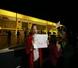 Manifestantes do “Fora Temer” entram em confronto com a PM – Vídeo