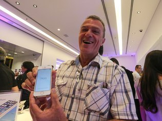 Novos iPhones começam a ser vendidos no Brasil com preços de até R$ 3.600