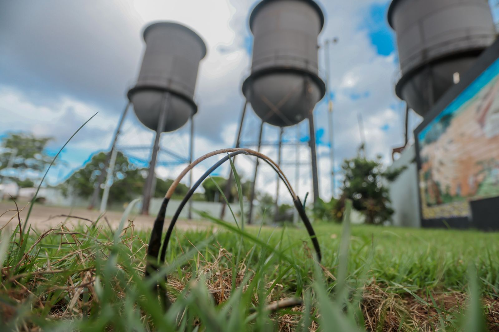 DE NOVO: Bandidos furtam fiação na Praça das Três Caixas D’Água e Prefeitura reforça combate contra vandalismo