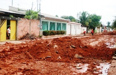 SANEAMENTO – Obra de drenagem do bairro Aponiã atrasa por falta de combustível - Fotos  