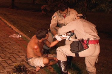 Homem tem a mão quase decepada após bebedeira e confusão na Estrada de Ferro
