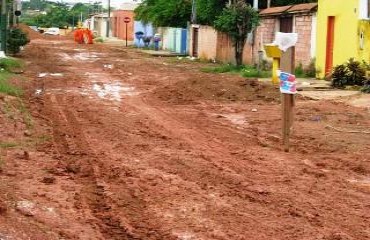 CENA DA CIDADE – Rua residencial se acaba em lama e sujeira depois de chuva intensa - Fotos