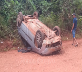 EMBRIAGUEZ: Capotamento deixa casal ferido e motorista foge

