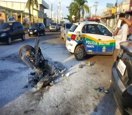 AO VIVO - Moto explode após colisão com carro na capital e deixa casal ferido 