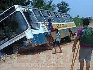 Ônibus cheio de alunos quase tomba e mãe esculacha prefeito