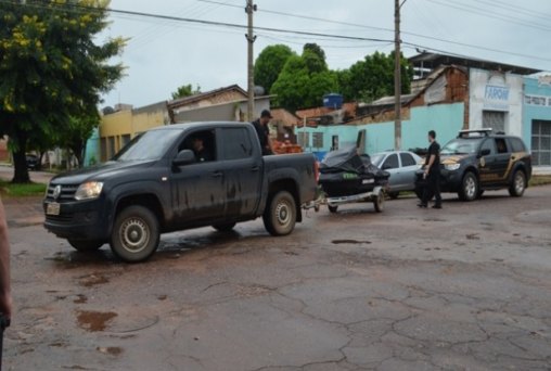 PF prende duas pessoas envolvidas com tráfico e drogas e veículos roubados 