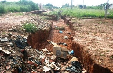 Moradores de residencial particular estão sem rua e com lixo nas portas de casa