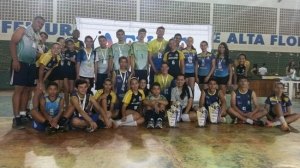 Jogadores vencem torneio de vôlei 