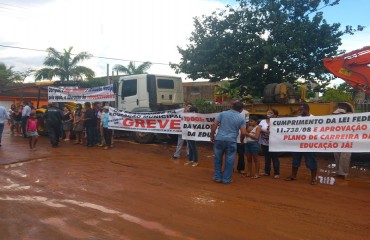 MIRANTE - Professores fazem protesto com bocas amordaçadas diante do senador Valdir Raupp