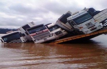 EXCLUSIVO – Balsa bate em pedras do rio Madeira e quatro carretas frigoríficas com carne e frango afundam – Fotos e vídeo