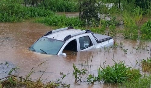 Após aquaplanar, carro  cai em córrego na RO-383