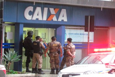 OUSADIA - Homem quebra porta e tenta levar monitor de agência bancária