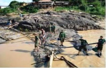 Com a ajuda da comunidade Policiais Ambientais salvam peixes na cachoeira de Teotônio