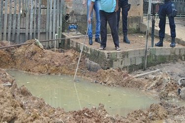 JI – PARANÁ - Criança morre afogada em buraco aberto pela Caerd