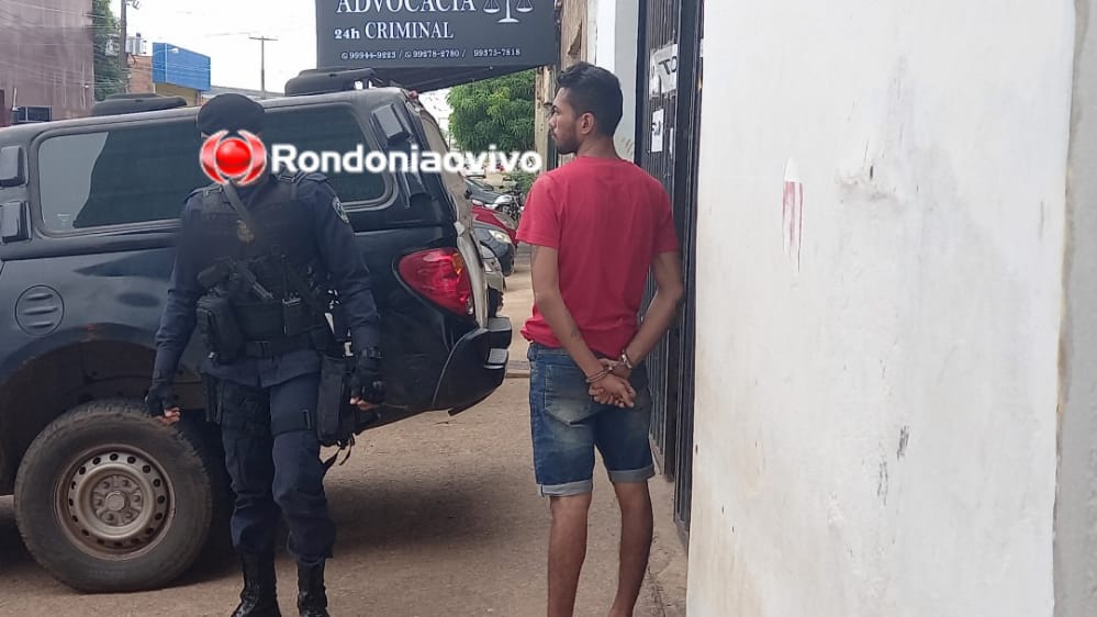 ATENTOS: PM flagra homem arrumando arma na cintura e age rápido para prendê-lo