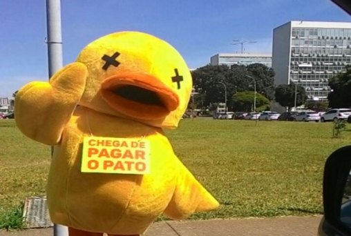 Deputado Frei Sérgio agride manifestantes pró-impeachment fantasiados de pato