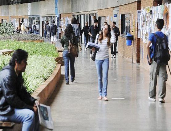 Com crise no Fies, número de novos alunos no ensino superior cai em 2015