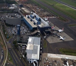 Homem morre e mulher se fere após caírem de passarela em aeroporto