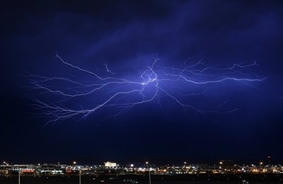 MUNDO - Tempestade de raios mata 65 pessoas