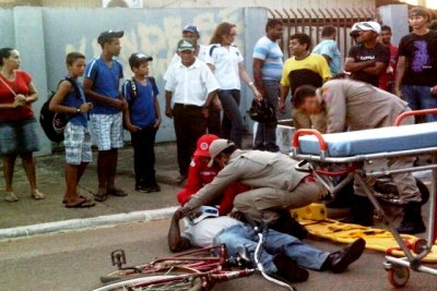 JARU - Ciclista bate em motocicleta estacionada e morre