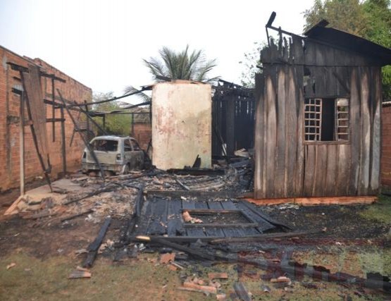 SINISTRO - Cadeirante tem casa destruída por fogo 