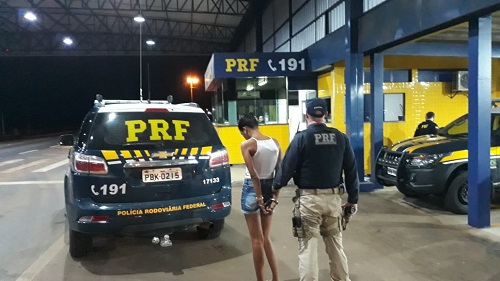 NA MALA: Durante abordagem em ônibus, PRF prende mulher com 3,5 quilos de cocaína