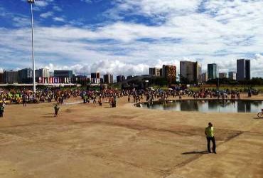 Manifestantes ocupam Esplanada dos Ministérios em protesto