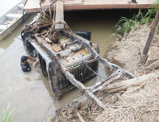 Caminhonete roubada é encontrada submersa no rio Mamoré 