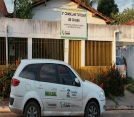 Mulher 'surta' e esfaqueia 3 de equipe do Conselho Tutelar